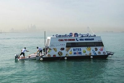 В Арабских Эмиратах появился первый в мире плавучий супермаркет
