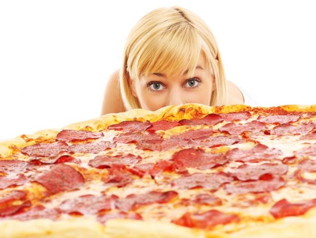 Ирландская пиццерия готова заплатить 500 евро тому, кто съест гигантскую пиццу за полчаса
