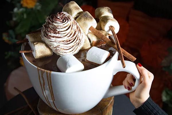 Нью-Йоркский ресторан предлагает огромную порцию горячего шоколада