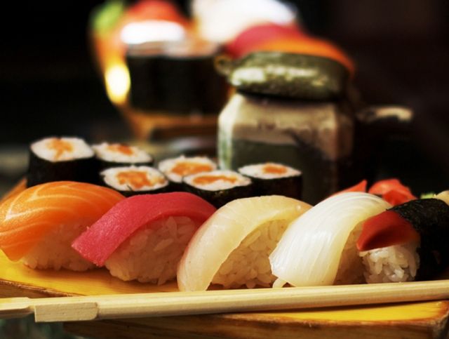 В Японии ко Дню влюбленных предлагают суши из рыбы, которую кормили шоколадом