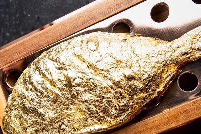 Дубайский ресторан подает рыбу в золоте