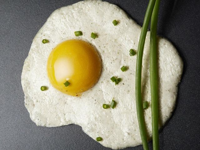 Французский стартап представил реалистичные веганские яйца в скорлупе
