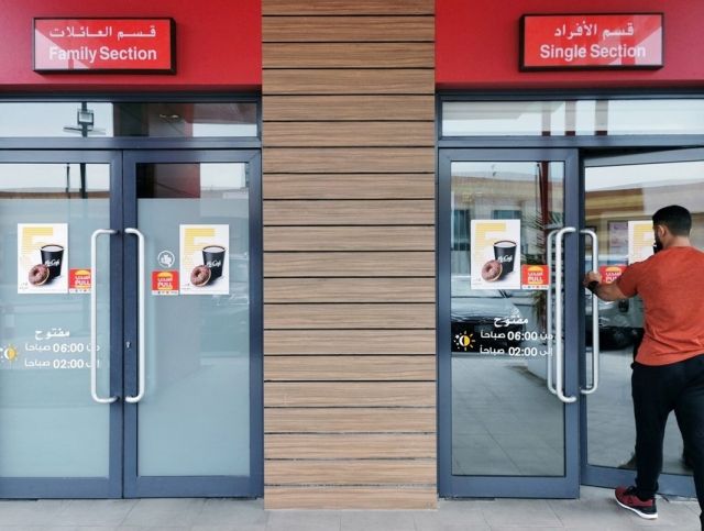 Рестораны Саудовской Аравии отменили раздельные входы для женщин и мужчин