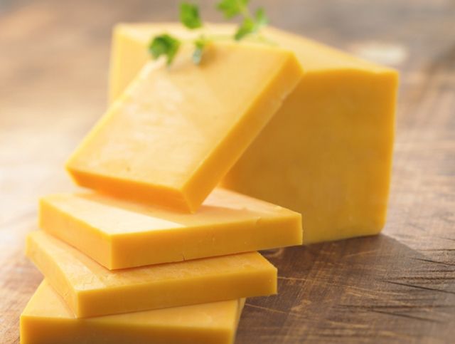 Американская компания выпустила редкий 20-летний сыр Чеддер