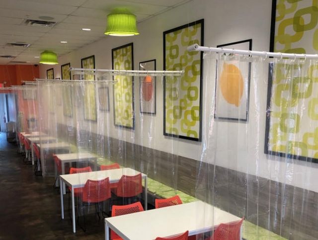Закусочная в Огайо повесила душевые шторки для соблюдения социальной дистанции