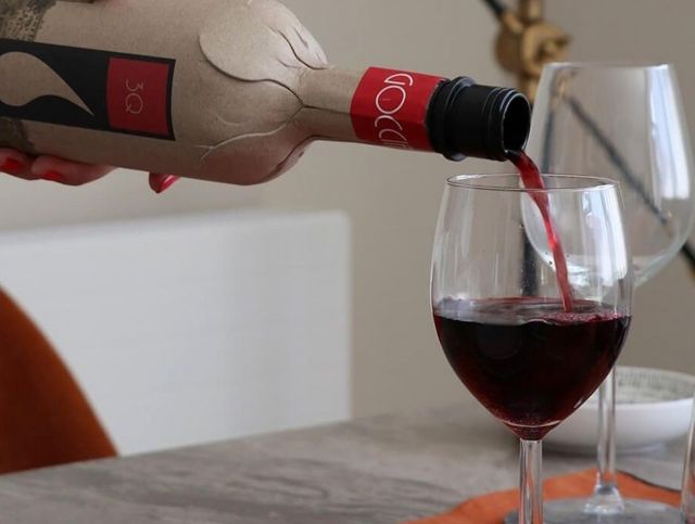 Британская компания представила экологически чистую бумажную бутылку для вина 
