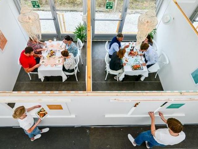 В Великобритании открылся первый социально-дистанцированный ресторан