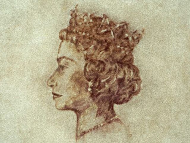 Художница нарисовала портрет Елизаветы II вином на ковре