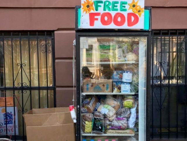 Жители Нью-Йорка установили на улицах красочные холодильники для борьбы с голодом