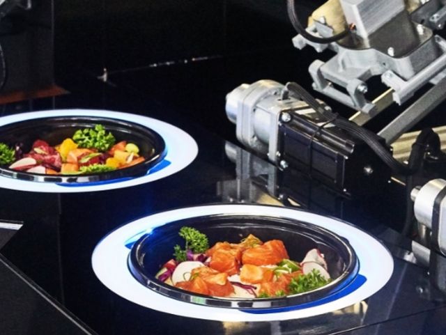 В Москве открылся ресторан с роботом, который готовит поке