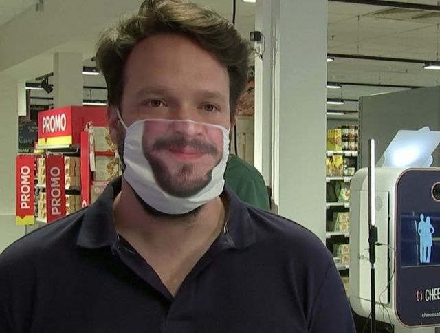 Сотрудники брюссельского ресторана носят маски со своими улыбками