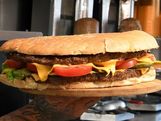 Британский ресторан заплатит 1000 фунтов стерлингов человеку, который съест 2-килограммовый бургер за 20 минут 