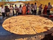 Новый мировой рекорд установили в Индии, приготовив гигантскую лепешку весом 185 кг