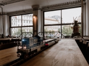 В Пражском ресторане еду посетителям доставляют мини-поезда