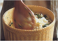 Жареный рис с зеленью – рецепты китайской кухни. Разнообразьте свое меню, добавьте немного Китайской кухни в свой рацион. Вашему вниманию кулинарный рецепт жареный рис с зеленью по-китайски. 