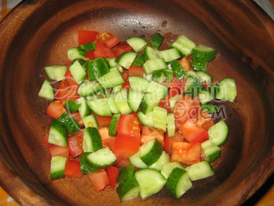 Греческий салат, рецепт приготовления: нарезаем овощи