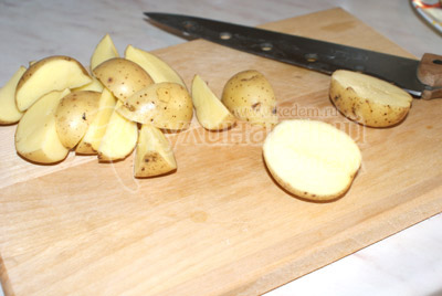 Нарежьте картофель в длину ломтиками