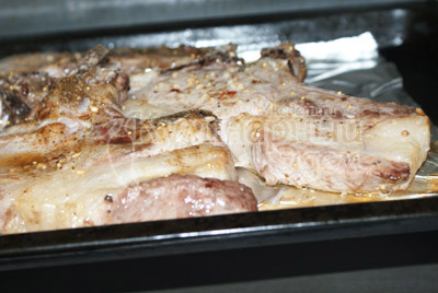 Мясо немного посолить и приправить черным перцем и паприкой. Выложить на противень и немного полить соевым соусом. 