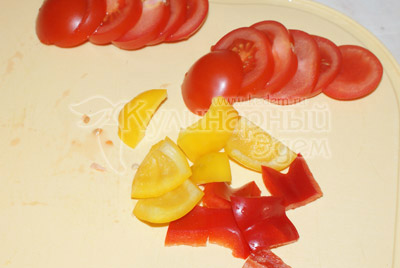 Болгарский перец порезать квадратиками, помидоры кружочками
