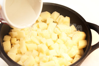 Слой картофеля полить соком мяса и посолить (если мало добавить воды 100 г)