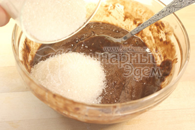 В растопленный шоколад добавьте сахар и кофе