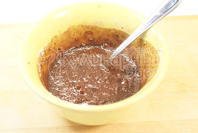 Какао порошок смешайте с сахарной пудрой и водой