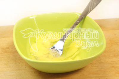 Яйцо разболтать вилкой в миске и добавить в  бульон с картофелем и мясом. - Суп со щавелем и яйцом. Фото приготовления рецепта.