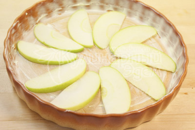 Уложить порезанное ломтиками яблоко в один слой