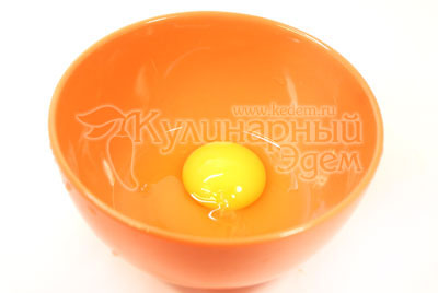 Для приготовления лапши, нужно разбить яйцо в миску. 