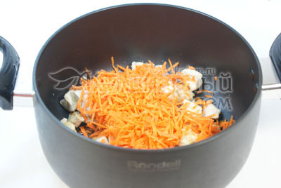Переложить в кастрюлю, добавить морковь, натертую на терке, и половину бульона