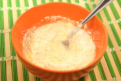 В миску выложить желток от яйца , добавить размягченное сливочное масло, молоко, муку. И взбитый до бела белок. Все хорошо взбить и посолить