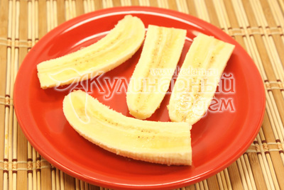 Банан разрезать на четвертинки