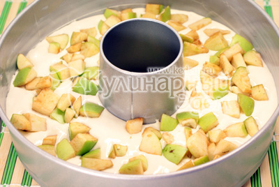 Форму смазать маслом и выложить тесто. Сверху уложить слой яблок. - Пирог с яблоками. Фото приготовления рецепта.