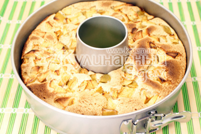 Поставить в разогретую духовку. Готовить 30-35 минут при температуре 200 градусов C. - Пирог с яблоками. Фото приготовления рецепта.