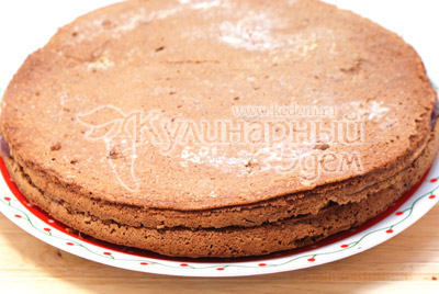 Накройте вторым. - Торт «Шоколадный праздник». Фотография приготовление торт на Новый год.