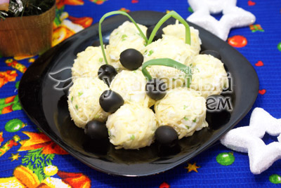 Сложить шарики на блюдо для подачи и украсить луком и маслинами. - Закусочные «Снежки». Фото приготовление рецепт на Новый год.