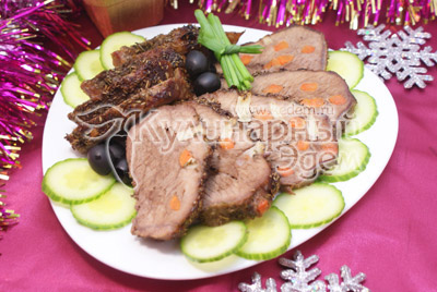 Готовое мясо разрежьте на порции и украсьте овощами и зеленью. - Мясо, шпигованное чесноком и морковью. Фото приготовление мяса на Новый год.