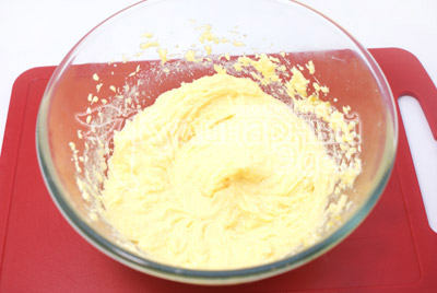 Желтки смешать с маслом и хорошо взбить, добавить сахар. - Торт «Метелица». Фото рецепт приготовление торта на Новый год.