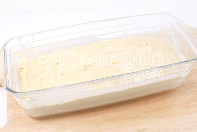 Выложить тесто в смазанную маслом форму и запекать при 180 градусов С 30-40 минут. До сухой спички