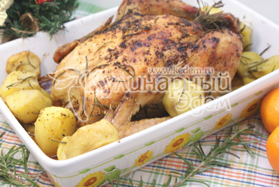 Подавайте блюдо горячим. - Курица с картофелем и розмарином. Фото приготовление курицы в духовке на Рождество.