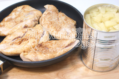 Выложить в сковороду и залить соком от ананасов. Томить на среднем огне 10-12 минут, пока сок не выпариться. - Курица под ананасами «Страсть Амура». Фото рецепт приготовление филе курицы под ананасами.