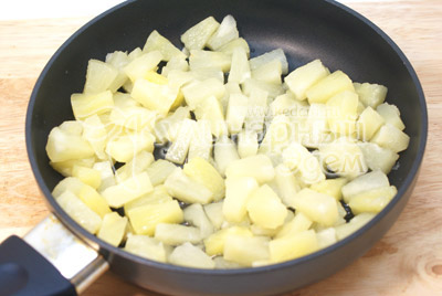 Ананасы выложить в сковороду и обжарить 5-7 минут. Немного приправить паприкой. - Курица под ананасами «Страсть Амура». Фото рецепт приготовление филе курицы под ананасами.