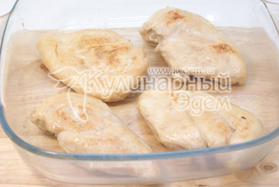 Выложить куриное филе в форму. - Курица под ананасами «Страсть Амура». Фото рецепт приготовление филе курицы под ананасами.