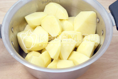 Картофель очистить и разрезать на четвертинки. Залить водой и поставить варить до готовности