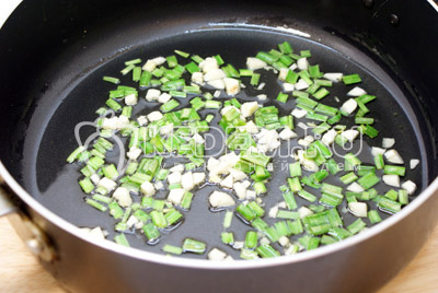 Мелко нашинкованный чеснок и зеленый лук обжарить на растительном масле