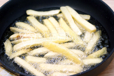 Картофель очистить и порезать ломтиками. Обжарить на растительном масле. 