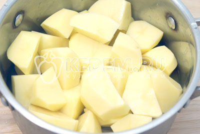 Картофель очистить и порезать небольшими кусочками. Залить холодной водой и варить до готовности. В самом конце варки посолить