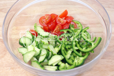 Овощи вымыть и нарезать в миску, помидоры четвертинками, огурцы и перец ломтиками. - Салат с сыром «Фета» и овощами. Фото рецепт приготовление салата.