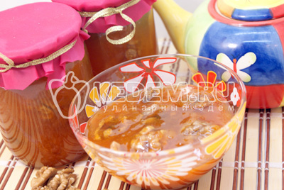 Варенье из абрикосов с грецкими орехами готово