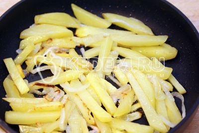 Картофель нарезать соломкой, лук полукольцами. Обжарить на растительном масле до полу готовности